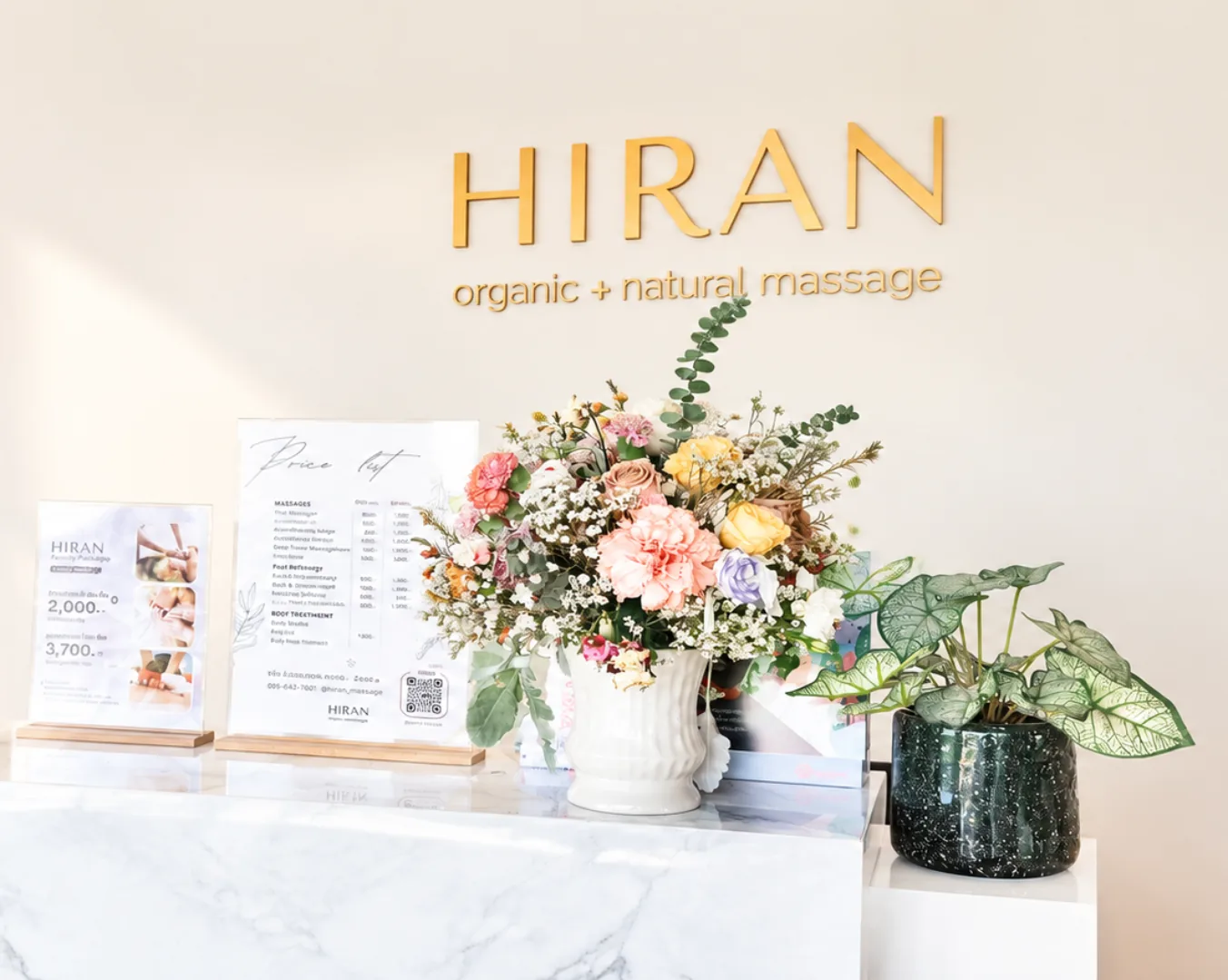 มุมเคาน์เตอร์ต้อนรับหินอ่อนพร้อมป้ายโลโก้ HIRAN สีทอง